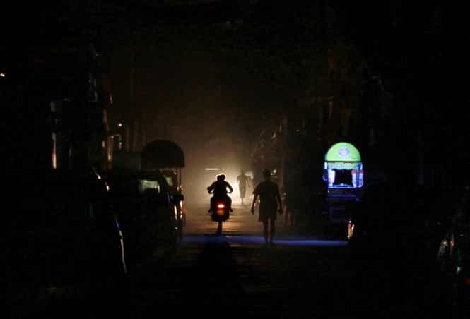 View of a road on midnight in east Delhi after a power cut. (Arun Sharma/HT photo) 
</div)