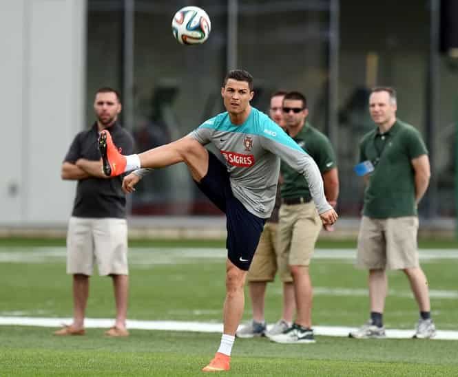Portugal's Cristiano Ronaldo kicks a ball toward the goal during training in Florham Park, New Jersey. (AFP photo) </div) Portugal's Cristiano Ronaldo kicks a ball toward the goal during training in Florham Park, New Jersey. (AFP photo) </div)