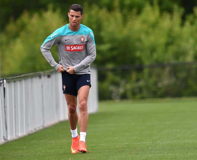 Portugal's Cristiano Ronaldo pulls up his shorts as he jogs during training in Florham Park, New Jersey. (AFP photo) </div) Portugal's Cristiano Ronaldo pulls up his shorts as he jogs during training in Florham Park, New Jersey. (AFP photo) </div)