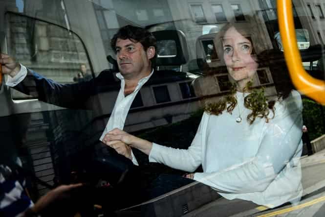 Former Head of News International Rebekah Brooks and her husband Charlie Brooks sit in a taxi as they leave the Old Bailey in central London. (AFP photo)</em> </div) Former Head of News International Rebekah Brooks and her husband Charlie Brooks sit in a taxi as they leave the Old Bailey in central London. (AFP photo)</em> </div)