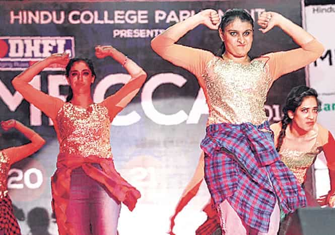 Glimpses from the warring colleges’ annual fests: SRCC’s Crossroads (top), Hindu’s Mecca (above) Glimpses from the warring colleges’ annual fests: SRCC’s Crossroads (top), Hindu’s Mecca (above)