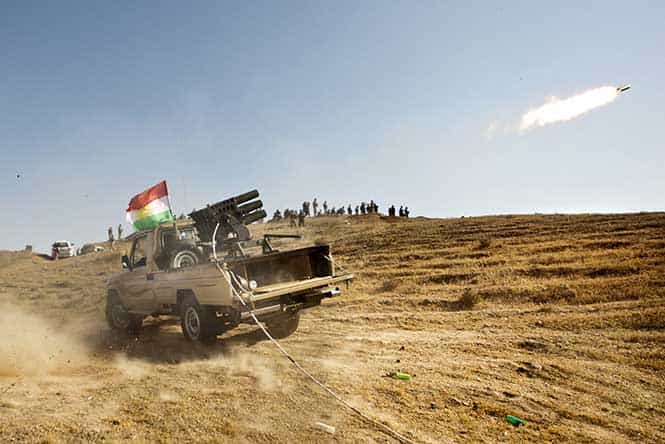 Kurdish Peshmerga forces fire missiles during clashes with militants of ISIS jihadist group in Jalawla in the Diyala province. (AFP Photo)</em)
