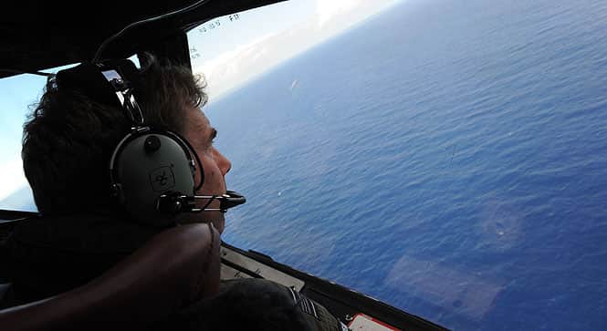 This file photo taken from a Royal New Zealand Air Force (RNZAF) P-3K2-Orion aircraft shows co-pilot and Squadron Leader Brett McKenzie helping to look for objects during the search for missing Malaysia Airlines flight MH370, far off the coast of Perth. (AFP Photo)</em) This file photo taken from a Royal New Zealand Air Force (RNZAF) P-3K2-Orion aircraft shows co-pilot and Squadron Leader Brett McKenzie helping to look for objects during the search for missing Malaysia Airlines flight MH370, far off the coast of Perth. (AFP Photo)</em)