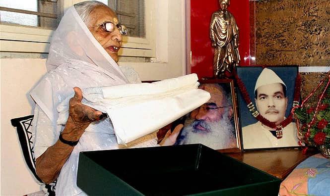 PM Modi's mother Hiraba looks at the 'sari' sent for her by Pakistani prime minister Nawaz Sharif as a gift, in Gandhinagar. (PTI Photo)</em) PM Modi's mother Hiraba looks at the 'sari' sent for her by Pakistani prime minister Nawaz Sharif as a gift, in Gandhinagar. (PTI Photo)</em)