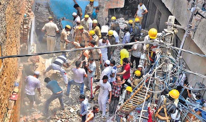 The debris of the building that collapsed in Inderlok. (Mohd Zakir/HT photo)</em> 
</div)