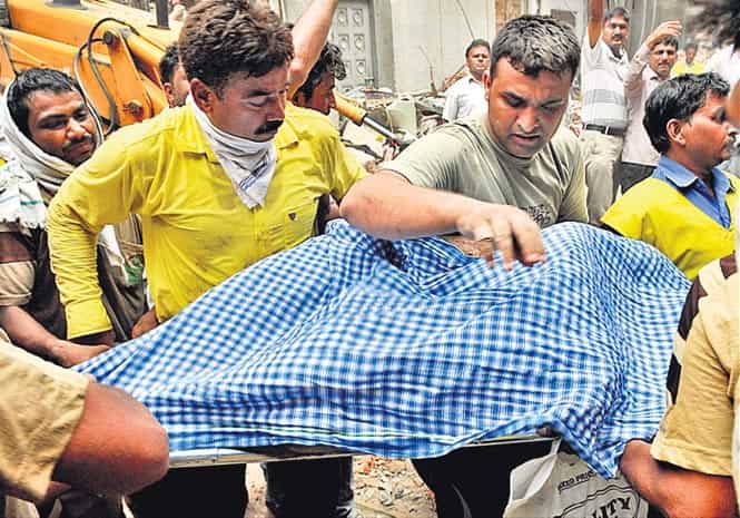 Rescue workers help victims. (Mohd Zakir/HT photo) 
</div)