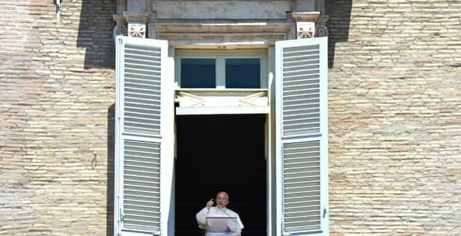 Pope Francis speaks to pilgrims, gathered on St. Peter's square at the Vatican, from the window of his appartment during his Sunday Regina Coeli prayer. (AFP Photo)</em) Pope Francis speaks to pilgrims, gathered on St. Peter's square at the Vatican, from the window of his appartment during his Sunday Regina Coeli prayer. (AFP Photo)</em)