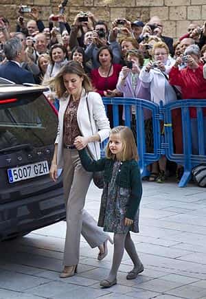 A file photo of Spain's Princes Letizia (L) and her daughter Leonor arrives at the traditional Mass of Resurrection in Palma de Mallorca. (AFP photo)</em>
</div) A file photo of Spain's Princes Letizia (L) and her daughter Leonor arrives at the traditional Mass of Resurrection in Palma de Mallorca. (AFP photo)</em>
</div)