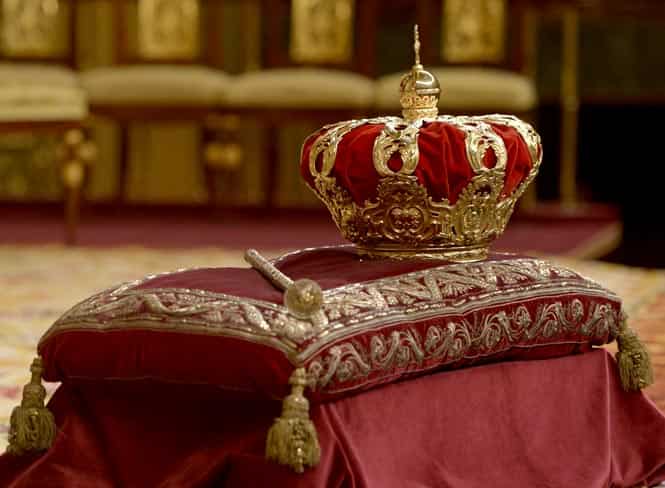 The Spanish crown is displayed before a swearing in ceremony for Felipe VI King of Spain at the Congress of Deputies, Spain's lower House in Madri. (AFP Photo)</em) The Spanish crown is displayed before a swearing in ceremony for Felipe VI King of Spain at the Congress of Deputies, Spain's lower House in Madri. (AFP Photo)</em)