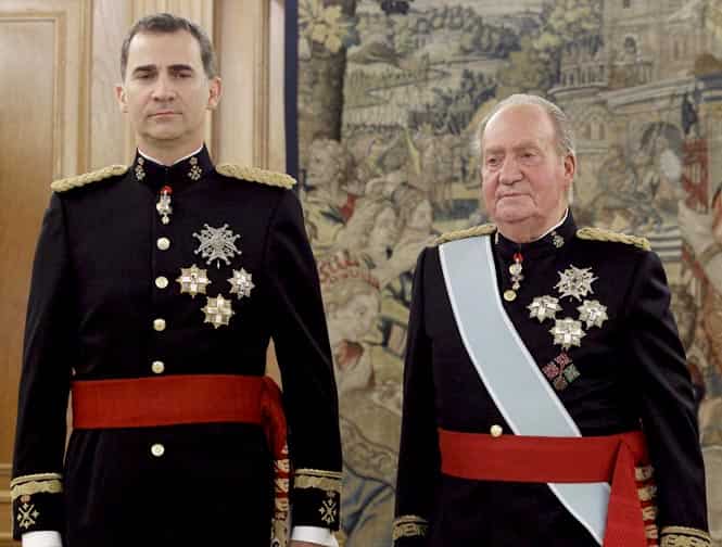 Spain's King Juan Carlos (R) and new King Felipe VI. (Reuters Photo)</em) Spain's King Juan Carlos (R) and new King Felipe VI. (Reuters Photo)</em)