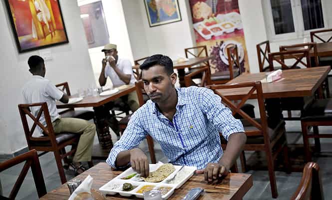 Customers eat inside a restaurant run by the Tihar Jail authorities on Jail Road in west Delhi. (Reuters photo) 
</div)