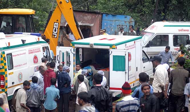 Dead bodies being recovered from the site by National Disaster Management at Malin village in Pune district, Maharashtra. (HT photos) 
</div)