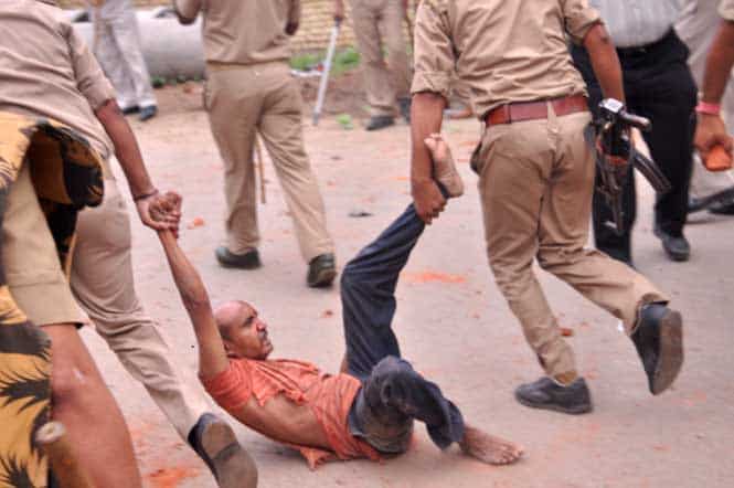 Policemen carry away a protester during clashes between two communities in Saharanpur, Uttar Pradesh. (HT Photo)</em) Policemen carry away a protester during clashes between two communities in Saharanpur, Uttar Pradesh. (HT Photo)</em)