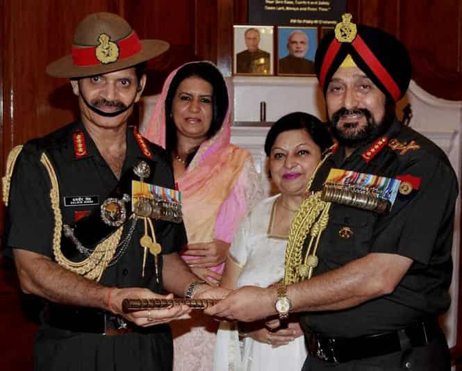 New Army chief General Dalbir Singh receives the baton from his predecessor Gen. Bikram Singh (R) while taking over in New Delhi. (PTI photo) 
</div)