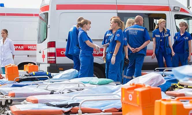 Paramedics gather near an ambulance as they wait for the arrival of the passengers injured as several subway cars derailed in Moscow. (AFP photo) 
</div)
