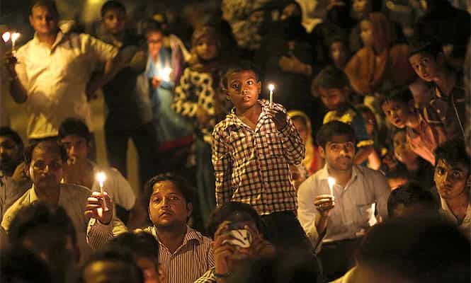 Shi'ite Muslims take part in a candlelight protest against the ongoing conflict in Iraq where Indian nurses from Kerala have been taken against their will from a hospital in the militant-controlled city of Tikrit. (Reuters photo) 
</div)