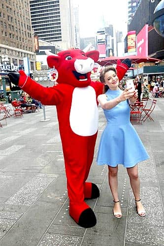 Actress Gillian Jacobs and The Laughing Cow snap selfies in Times Square as part of the brand's Reinvent Snacking event in New York City. (AP photo)</em) Actress Gillian Jacobs and The Laughing Cow snap selfies in Times Square as part of the brand's Reinvent Snacking event in New York City. (AP photo)</em)