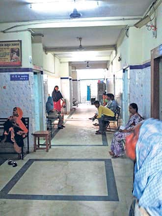 Patients wait at Shakir Ali Hospital in Bhopal as no doctors arrived till 9am on August 25. (HT photo)</em) Patients wait at Shakir Ali Hospital in Bhopal as no doctors arrived till 9am on August 25. (HT photo)</em)