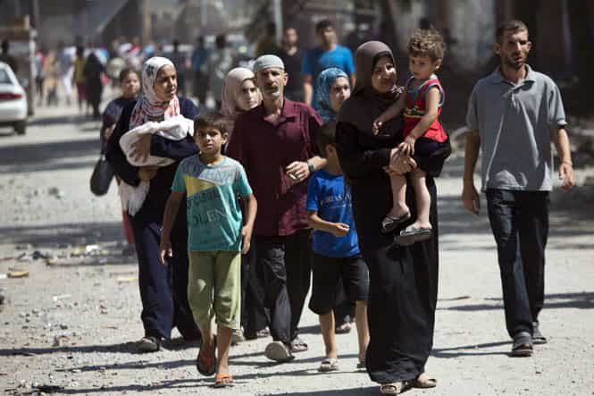 Palestinians return to the heavily bombed Gaza City neighborhood of Shijaiyah, close to the Israeli border. (AP photo)
</div) Palestinians return to the heavily bombed Gaza City neighborhood of Shijaiyah, close to the Israeli border. (AP photo)
</div)