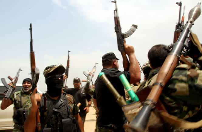 Shiite Muslim fighters from the Saraya al-Salam (Peace Brigades), a group formed by Iraqi Shiite Muslim cleric Moqtada al-Sadr and tasked with defending the holy sites of Shiite Islam against advancing Jihadist militants of the Islamic State. (AFP Photo)</em) Shiite Muslim fighters from the Saraya al-Salam (Peace Brigades), a group formed by Iraqi Shiite Muslim cleric Moqtada al-Sadr and tasked with defending the holy sites of Shiite Islam against advancing Jihadist militants of the Islamic State. (AFP Photo)</em)