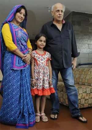 Film-maker Mahesh Bhatt with television actors in Indore for the promotion of upcoming television show 'Udann'. (Amit K Jaiswal/HT photo)</em) Film-maker Mahesh Bhatt with television actors in Indore for the promotion of upcoming television show 'Udann'. (Amit K Jaiswal/HT photo)</em)