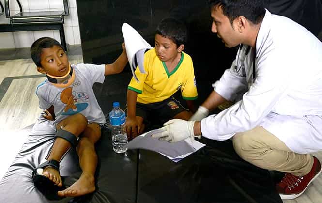 Survivors of a landslide in northeastern Nepal receives medical treatment at a hospital in Kathmandu. (AFP Photo)</em) Survivors of a landslide in northeastern Nepal receives medical treatment at a hospital in Kathmandu. (AFP Photo)</em)
