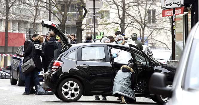 French police officers and forensic experts examine the car used by armed gunmen who stormed the Paris offices of satirical newspaper Charlie Hebdo on January 7, 2015 in Paris. AFP Photo