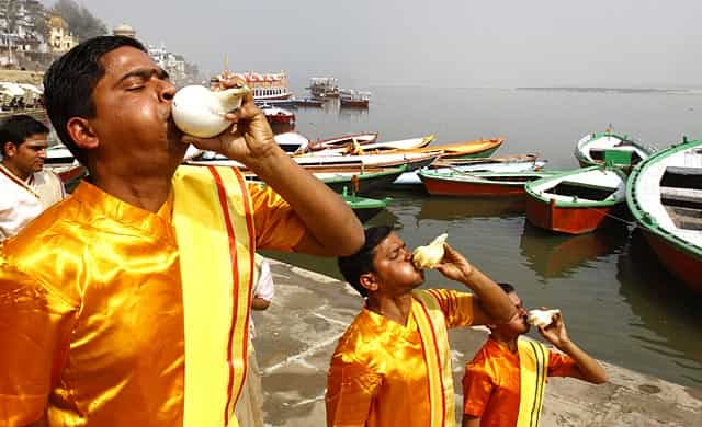 Students blowing shankhas at Assi Ghat in Varanasi. HT Photo/Ajay Aggarwal Students blowing shankhas at Assi Ghat in Varanasi. HT Photo/Ajay Aggarwal