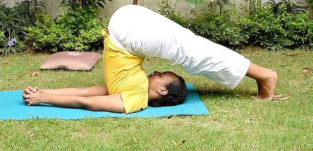 Yoga asana for healthy lungs: How to do Chakrasana or the Wheel Pose  (steps); benefits and precautions | Health Tips and News