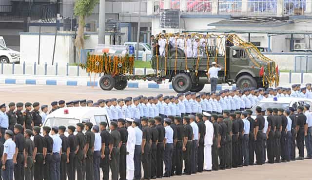 Military personnel pay homage to Kalam at the Palam Airforce Station in New Delhi on July 29, 2015. (HT Photo/Sushil Kumar) Military personnel pay homage to Kalam at the Palam Airforce Station in New Delhi on July 29, 2015. (HT Photo/Sushil Kumar)