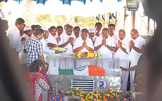 Tamil Nadu minister O Panneerselvam and other leaders pay their last respect as the mortal remains of the former president is brought to Rameswaram on July 29, 2015. (HT Photo/Vivek Nair) Tamil Nadu minister O Panneerselvam and other leaders pay their last respect as the mortal remains of the former president is brought to Rameswaram on July 29, 2015. (HT Photo/Vivek Nair)
