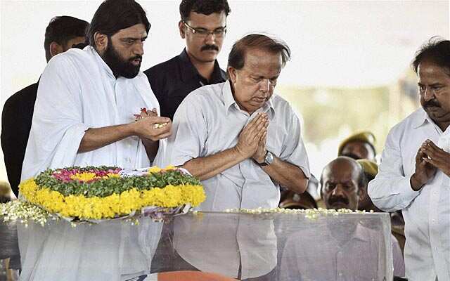 Former Isro chairperson Madhavan Nair pays his last respects to Kalam at the public view ground in Rameswaram on July 29, 2015. PTI Photo Former Isro chairperson Madhavan Nair pays his last respects to Kalam at the public view ground in Rameswaram on July 29, 2015. PTI Photo