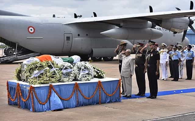 President Pranab Mukherjee and members of military staff salute Kalam's body at the Palam Airforce Station on July 28, 2015. (HT Photo/Vipin Kumar) President Pranab Mukherjee and members of military staff salute Kalam's body at the Palam Airforce Station on July 28, 2015. (HT Photo/Vipin Kumar)
