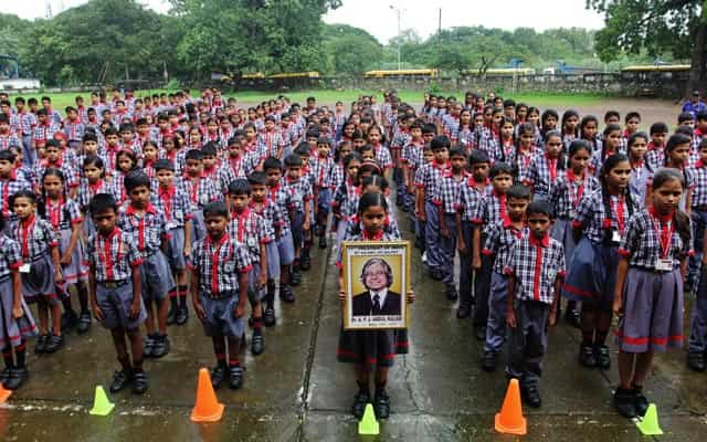 School children pay their last respect to Kalam as his body is transported from the airport to his house in New Delhi on July 28, 2015. (HT Photo/Sanjeev Verma) School children pay their last respect to Kalam as his body is transported from the airport to his house in New Delhi on July 28, 2015. (HT Photo/Sanjeev Verma)