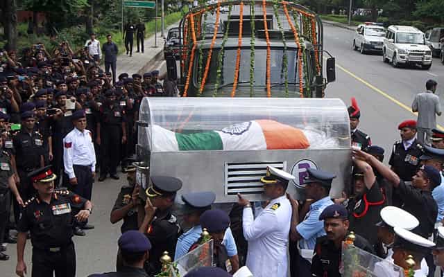 People pay their last respect to Kalam as his body is transported from the airport to his house in New Delhi on July 28, 2015. (HT Photo/Sanjeev Verma) People pay their last respect to Kalam as his body is transported from the airport to his house in New Delhi on July 28, 2015. (HT Photo/Sanjeev Verma)