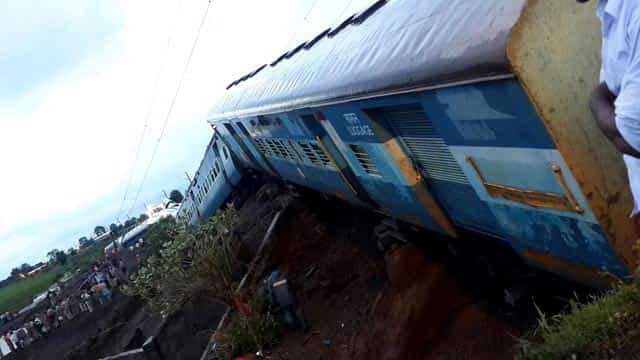 More than 30 people died after two trains, Kamayani Express and Janata Express derailed within minutes of each other while crossing a small bridge in MP late on Tuesday. (HT Photo)</font></strong></em) More than 30 people died after two trains, Kamayani Express and Janata Express derailed within minutes of each other while crossing a small bridge in MP late on Tuesday. (HT Photo)</font></strong></em)