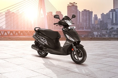 Hero Maestro Edge 125 Front Right View