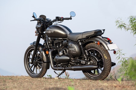 Jawa classic black discount on road price