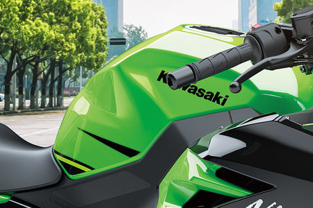 https://images.hindustantimes.com/auto/auto-images/bikes/kawasaki/kawasakininja400/exterior_kawasaki-ninja-400_fuel-tank_450x300.jpg