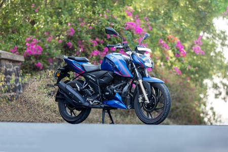 22 Tvs Apache Rtr 0 4v Launched At 1 33 Lakh