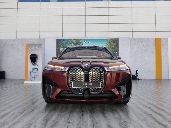 BMW iX Front View