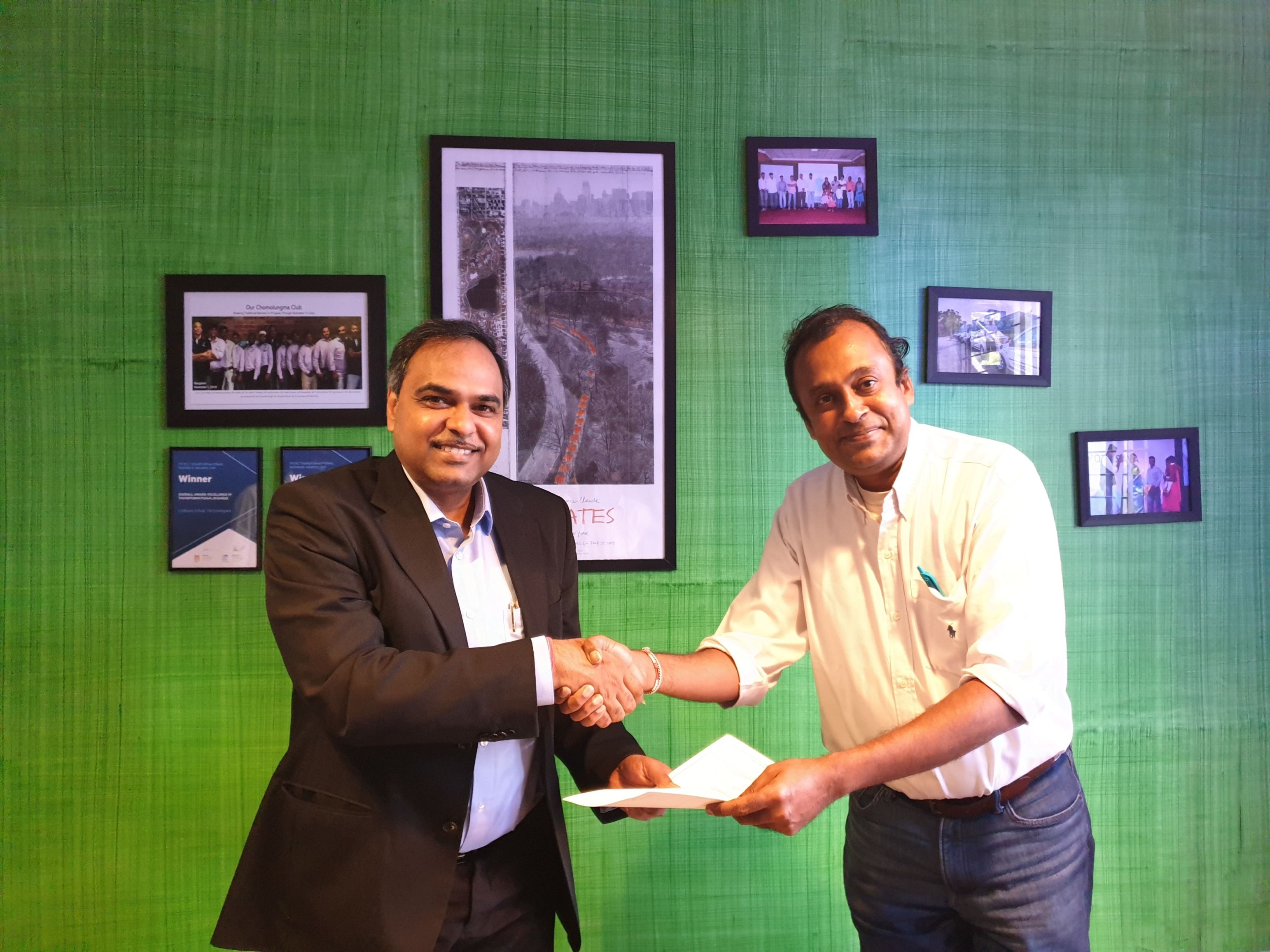 Shailesh Chandra, President – Electric Mobility Business & Corporate Strategy, Tata Motors Ltd. with Sanjay Krishnan, Founder, Lithium Urban Technologies.
