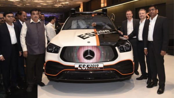 Nitin Gadkari, Minister for Road Transport and Highways, unveiled the Mercedes Benz ESF 2019. (HT Photo)