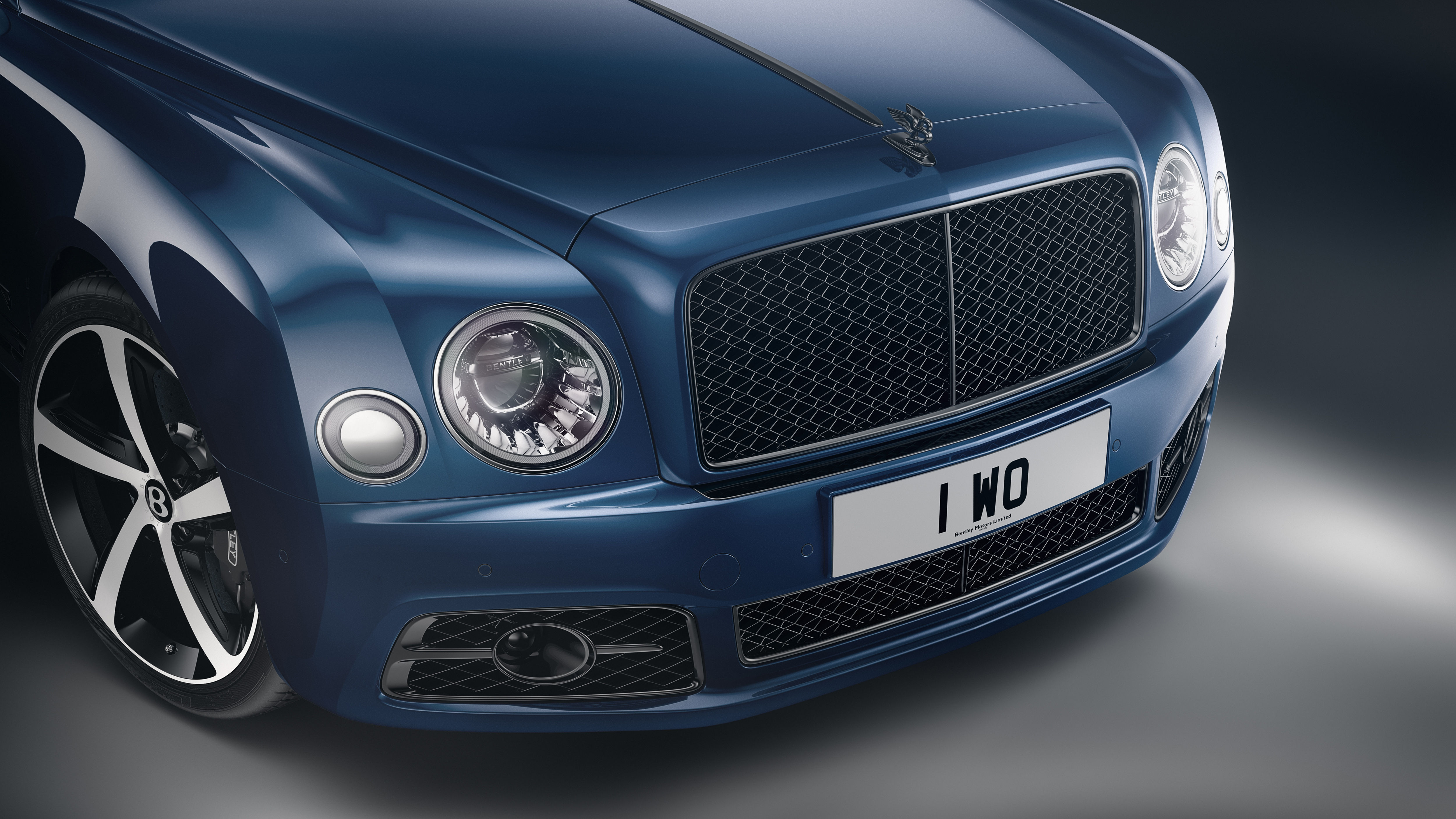 The face of the Mulsanne gets a blend of gloss black and bright chrome design elements. (Photo courtesy: Bentley)