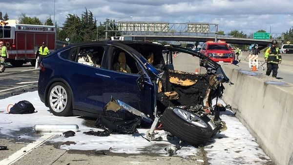 Rescue workers attend the scene where a Tesla electric SUV crashed into a barrier on U.S. Highway 101 in Mountain View, California, March 25, 2018. (REUTERS)