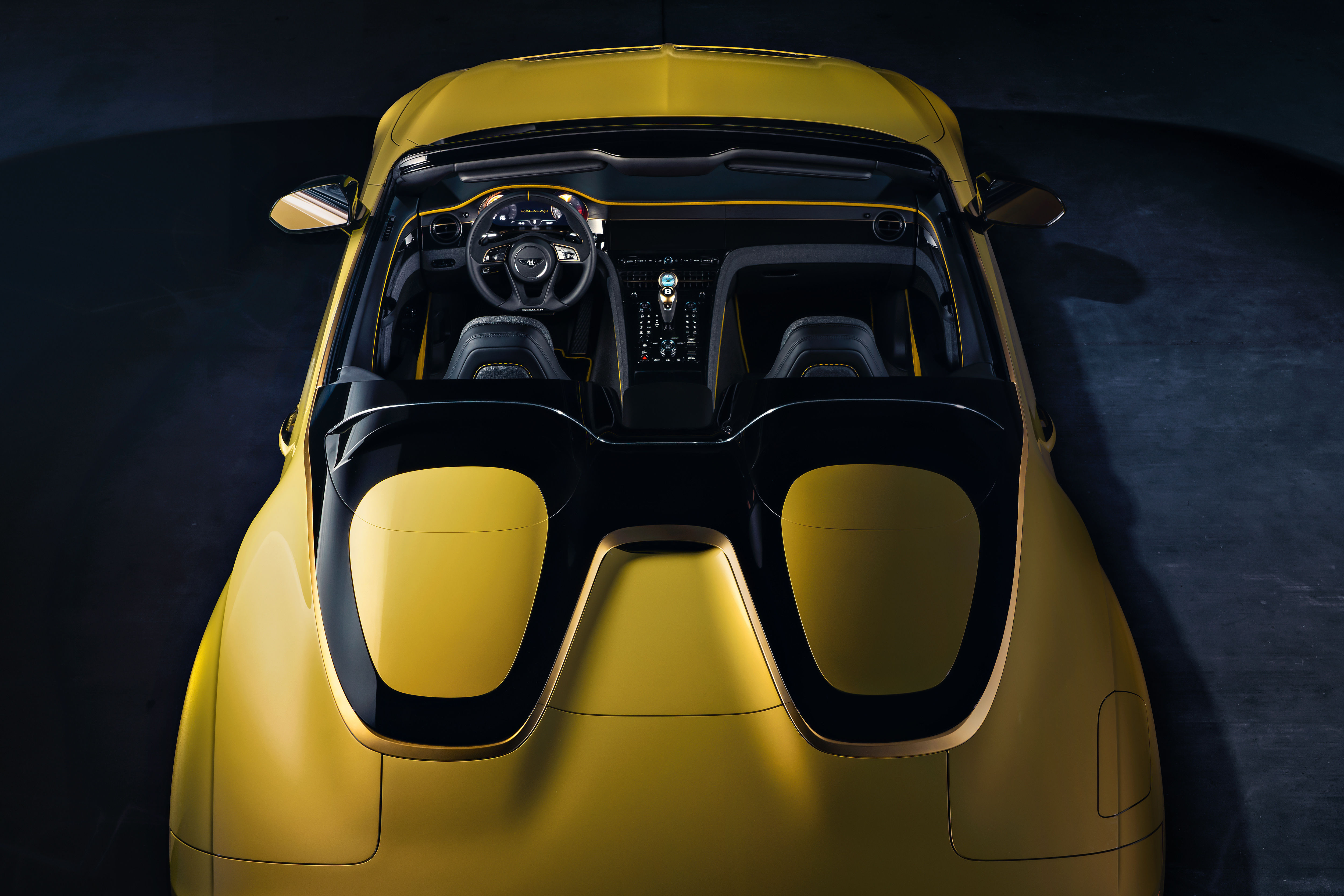In order to lighten the weight, the new convertible boasts two oval-shaped covers on the back of the body. In order to lighten the weight, the new convertible boasts two oval-shaped covers on the back of the body.