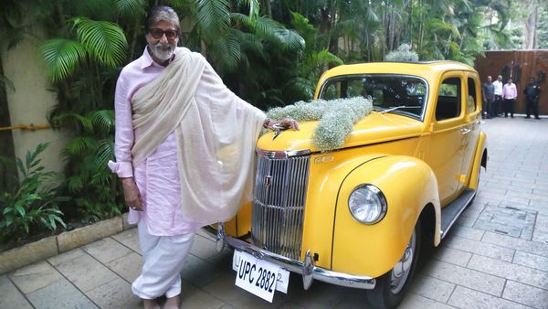 Amitabh Bachchan poses with this Rampyari Ford Prefect, and Twitter is ...