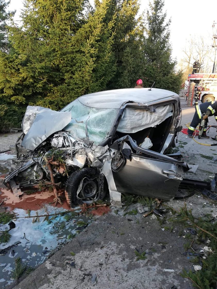 The remains of the Suzuki Swift after the crash. (Photo courtesy: facebook.com/policja.lodzkie)