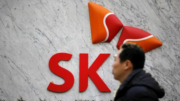 FILE PHOTO: The logo of SK Innovation is seen in front of its headquarters in Seoul, South Korea. (REUTERS)
