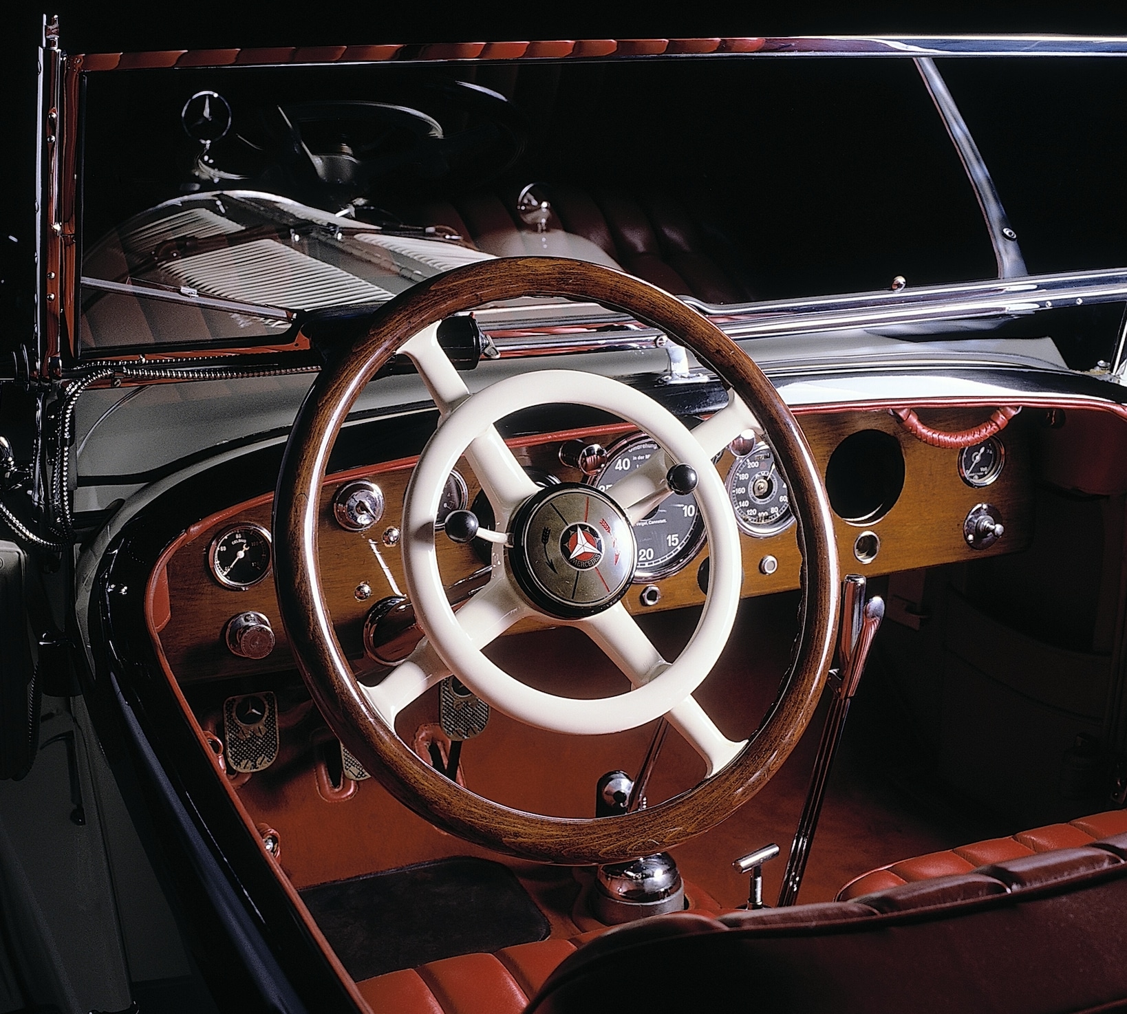 The horn ring on the steering wheel spokes made its debut in the 1920s. It was standard until the 1970s and became increasingly more delicate. The horn ring on the steering wheel spokes made its debut in the 1920s. It was standard until the 1970s and became increasingly more delicate.